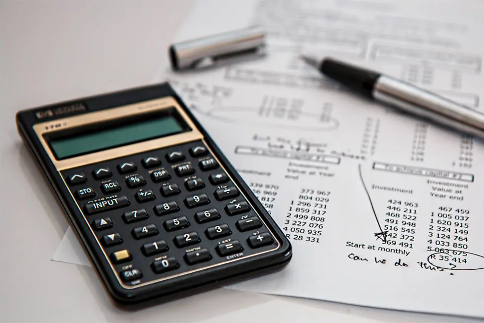 Calculadora financiera sobre planillas de cifras