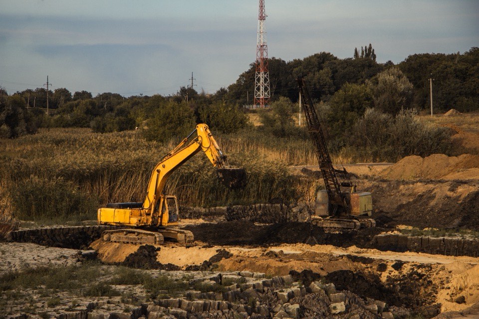 Excavadoras realizando movimiento de tierras en una obra