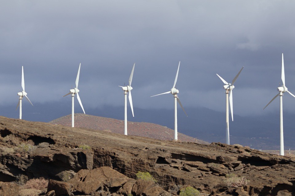 Aerogeneradores sobre una cordillera al atardecer
